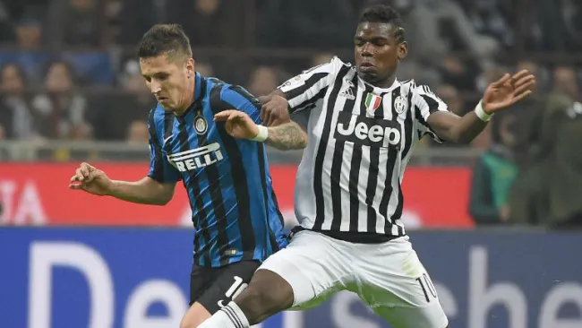 Jovetic y Pogba disputan el balón en juego contra Inter de Milán