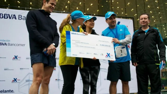 Momento de la entrega del cheque por parte del director general de BBVA Bancomer