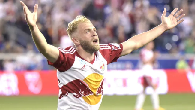 Mike Grella festeja uno de sus goles con Red Bulls