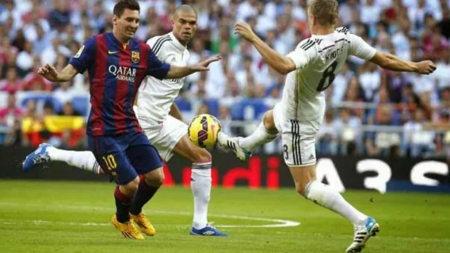 Messi pelea un balón con Kroos en el Bernabéu