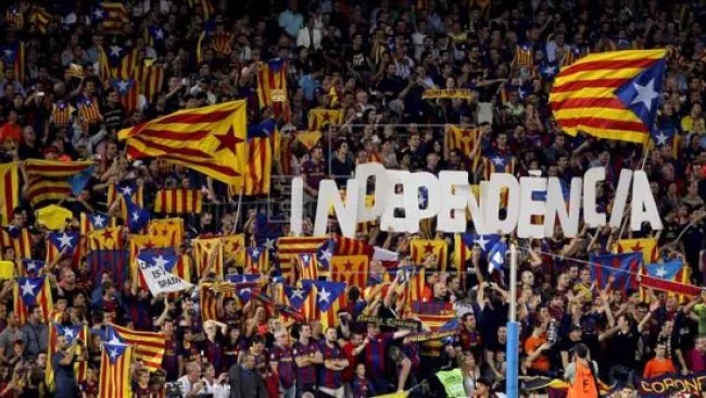 Banderas independentistas desplegadas en el Camp Nou