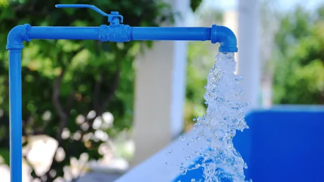 Una llave de agua abierta