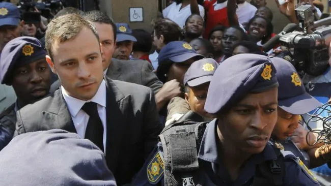 Pistorius sale de la corte