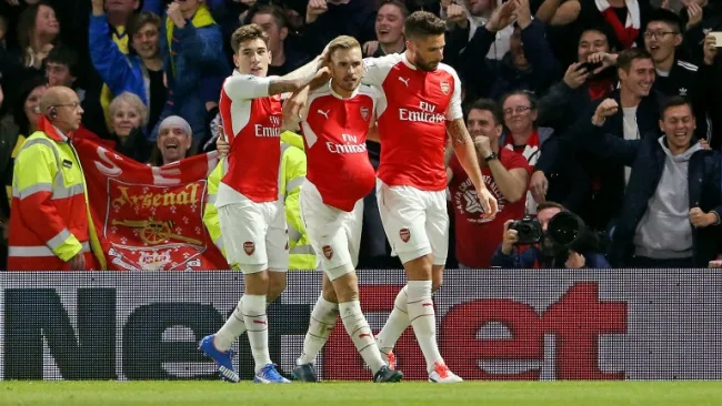 Giroud, Ramsey y Bellerin festejan un gol con Arsenal