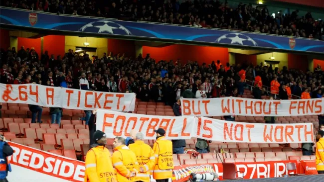 Pancarta exhibida en el duelo contra Arsenal