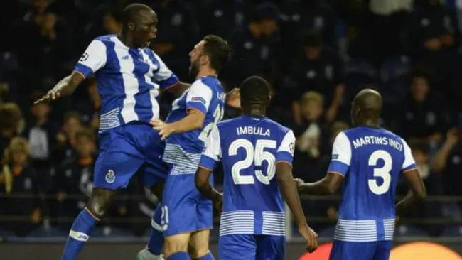 Miguel Layún festeja gol del Porto