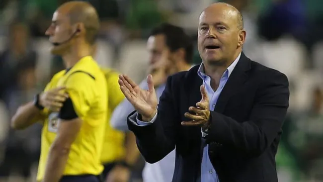 Pepe Mel dirige al Betis en partido de la Liga de España