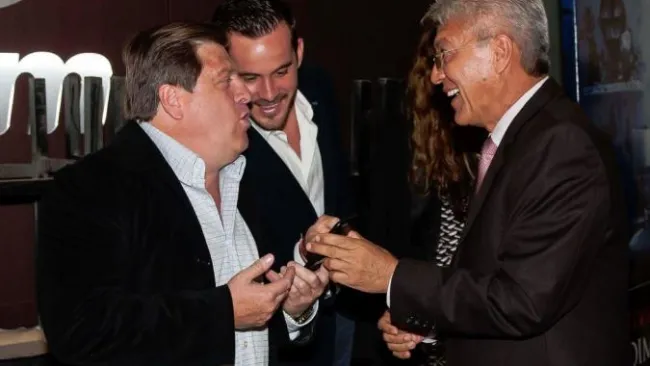 Herrera platica con Chucho Ramírez en el cine