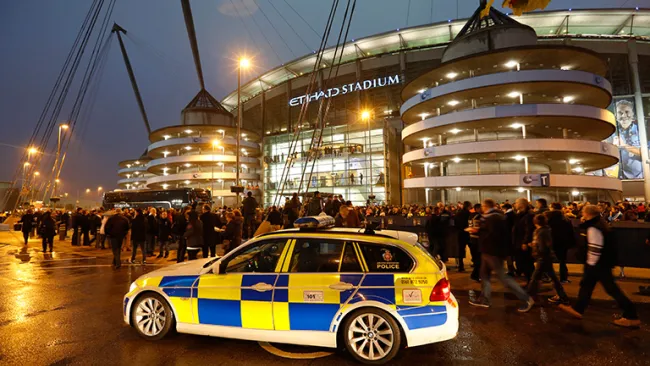 Una patrulla de la policía vigila las afueras de Etihad 