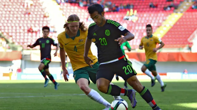 Gurrola conduce el balón en en juego contra Australia