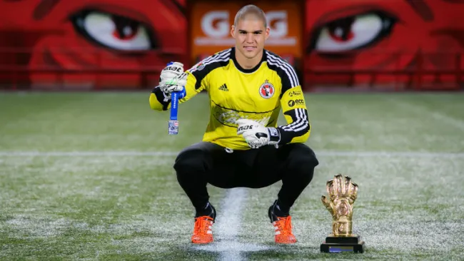 Gibran Lajud presume su medalla y Guante de Oro