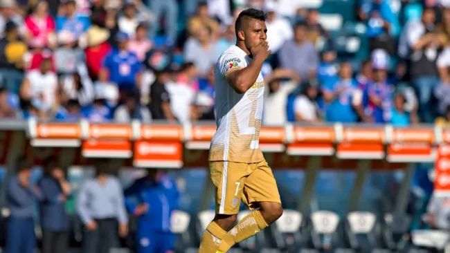 Cortés celebra un gol con la tribuna 