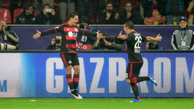 Chicharito festejando uno de sus dos goles frente a la Roma