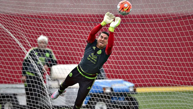 Memo Ochoa en una práctica con el Tri 