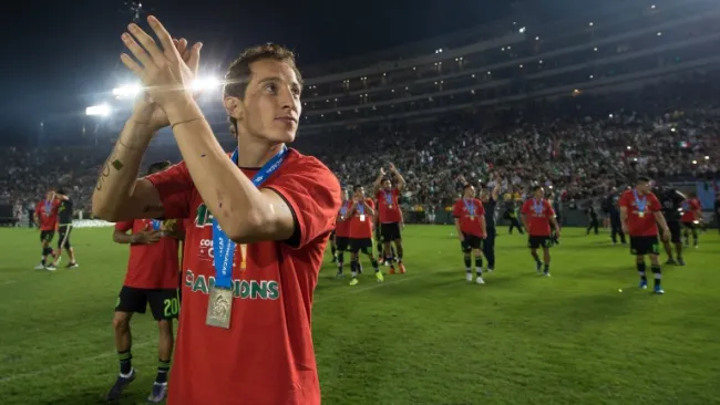 Guardado aplaude a la afición tras conseguir el pase a la Confederaciones