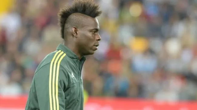 Mario Balotelli previo a un partido con el Milan