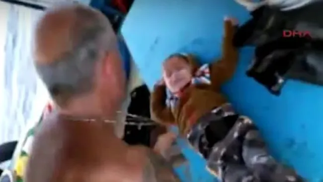 El capitán de la embarcación intenta reanimar al infante