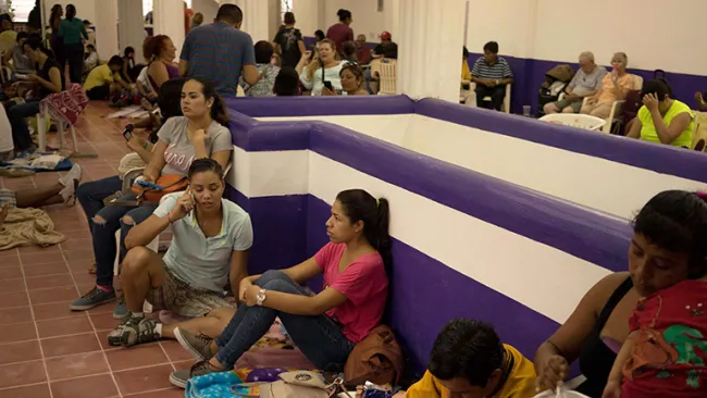 Gente resguardada en un albergue de Puerto Vallarta