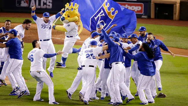 Los Royals festejan tras vencer a los Blue Jays