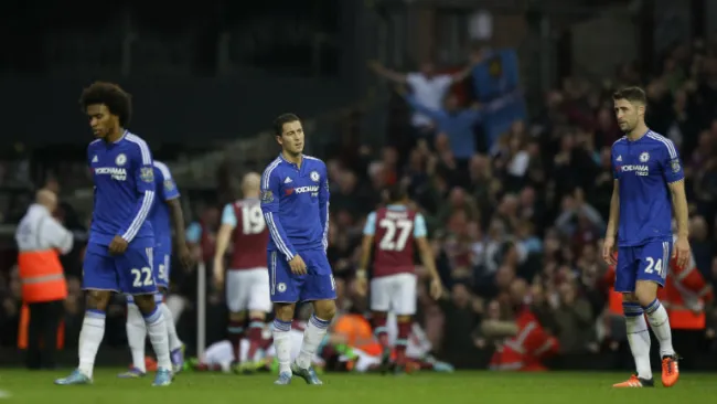 Los jugadores del Chelsea lamentan un gol en contra