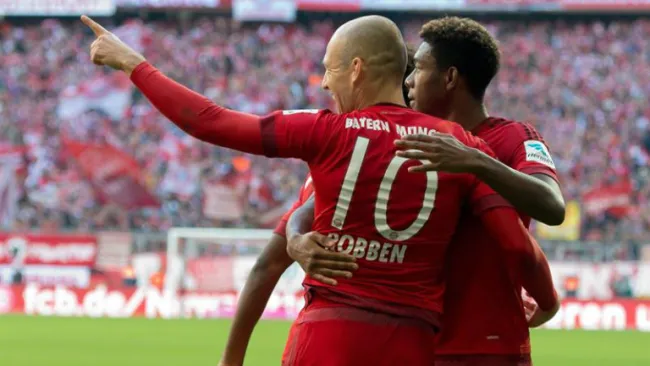 Jugadores del Bayern festejan uno de sus cuatro goles al Colonia