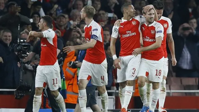 Juagdores del Arsenal festejan gol contra el Bayern