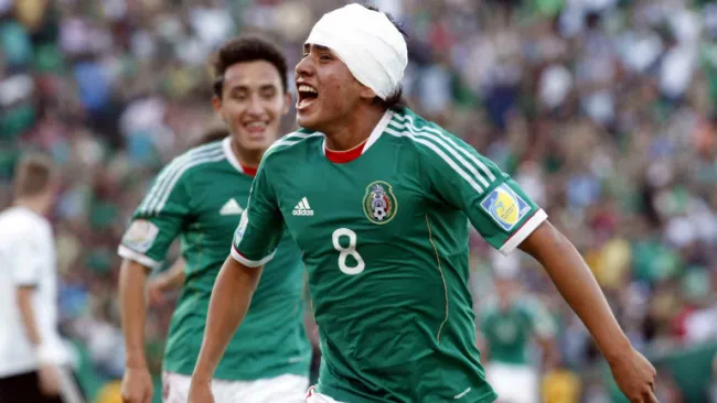 Julio Gómez festeja su gol histórico