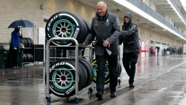Miembros de Mercedes mueven llantas en el circuito de Austin