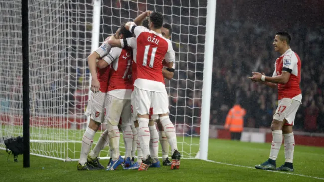 Los jugadores del Arsenal festejan un gol