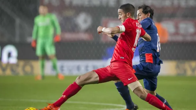 Andrés Guardado pelea el balón en el partido del PSV