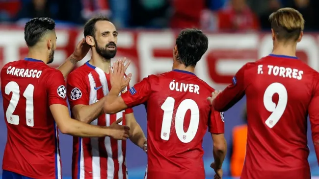 Juanfran celebra un gol con sus compañeros