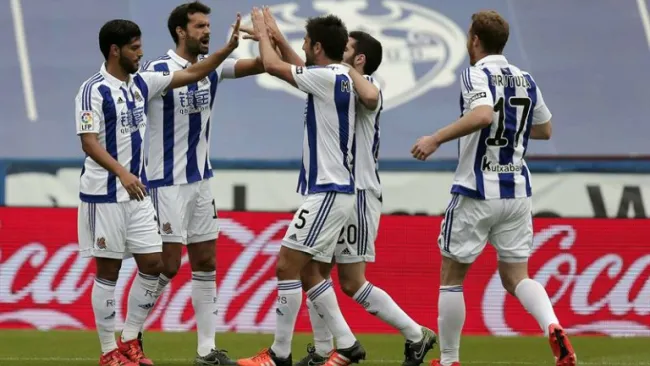 Vela festeja con sus compañeros