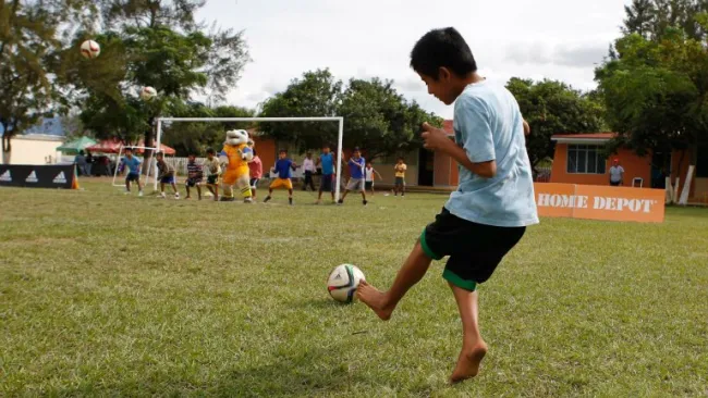 Niño triqui golpeando el esférico en las pruebas de Tigres
