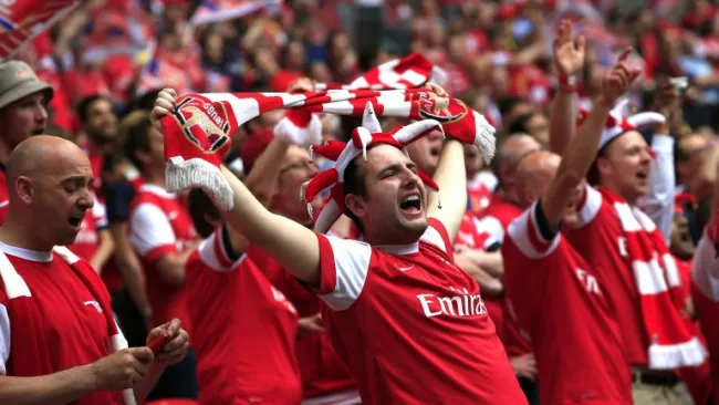 Seguidores del Arsenal gritan en Emirates Stadium