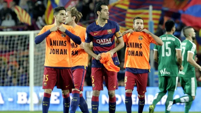 El Barcelona portando las playeras en honor a Cruyff