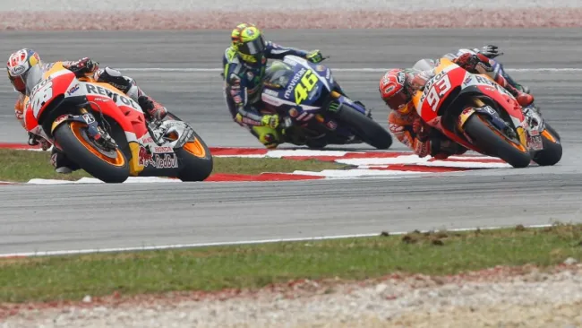 Rossi y Márquez, en una curva del circuito de Malasia