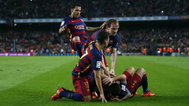 Jugadores del Barcelona festejan un gol contra el Eibar