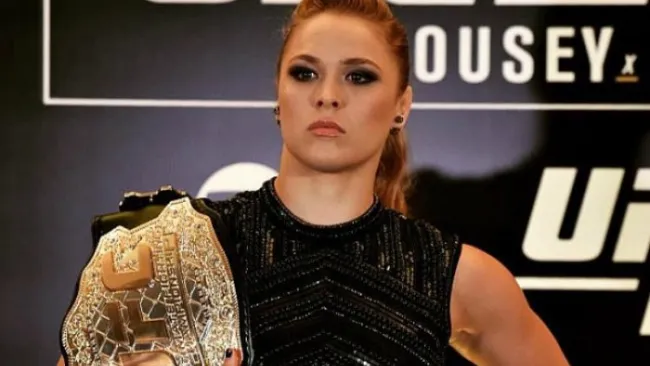 Ronda Rousey con su cinturón de campeona
