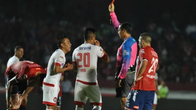 Christian Cueva recibiendo la tarjeta roja en el duelo contra Veracruz