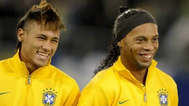 Dinho y Neymar, en un partido de Brasil