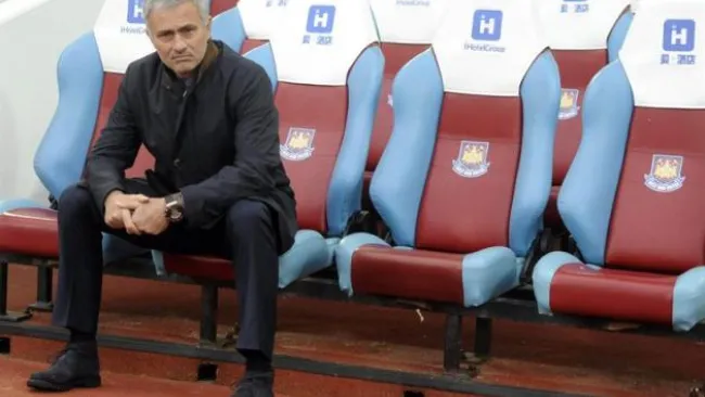 Mourinho observa la eliminación de su equipo