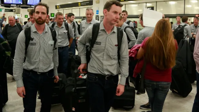 Integrantes de la escudería Lotus en el AICM