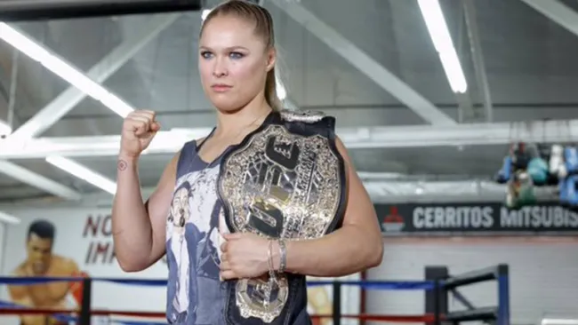 Ronda Rousey presume su cinturón en el Día de Medios