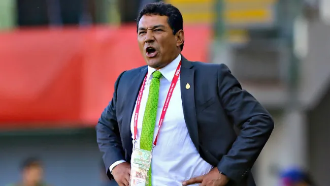 Mario Arteaga da indicaciones en juego contra Chile