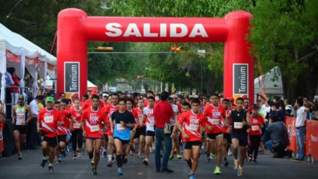 Corredores compiten durante la carrera Ternium 2014
