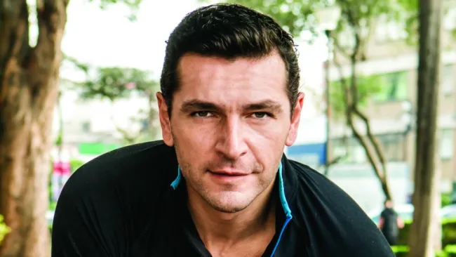 Martín Fuentes posa para las cámaras de RÉCORD