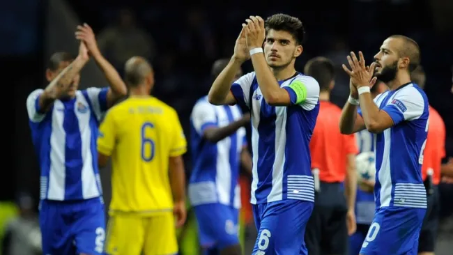 El capitán Ruben Neves y compañeros aplauden tras un partido