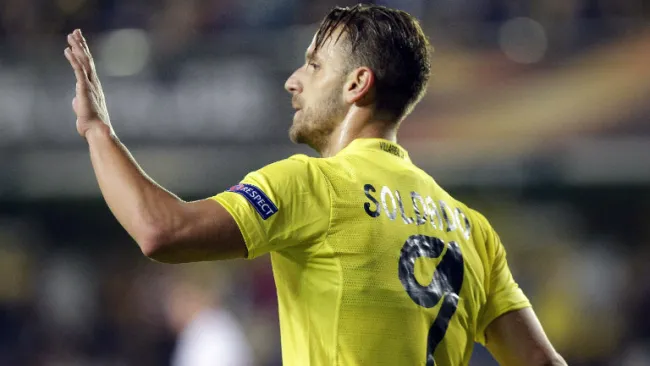 Roberto Soldado saluda a la tribuna