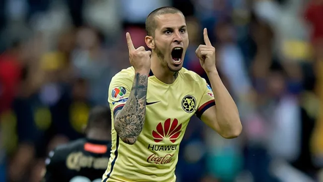Darío Benedetto grita para festejar un gol