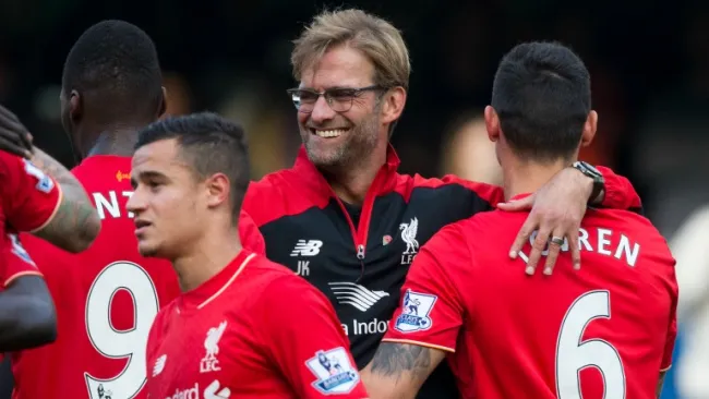 Klopp felicita a sus jugadores en Stamford Bridge
